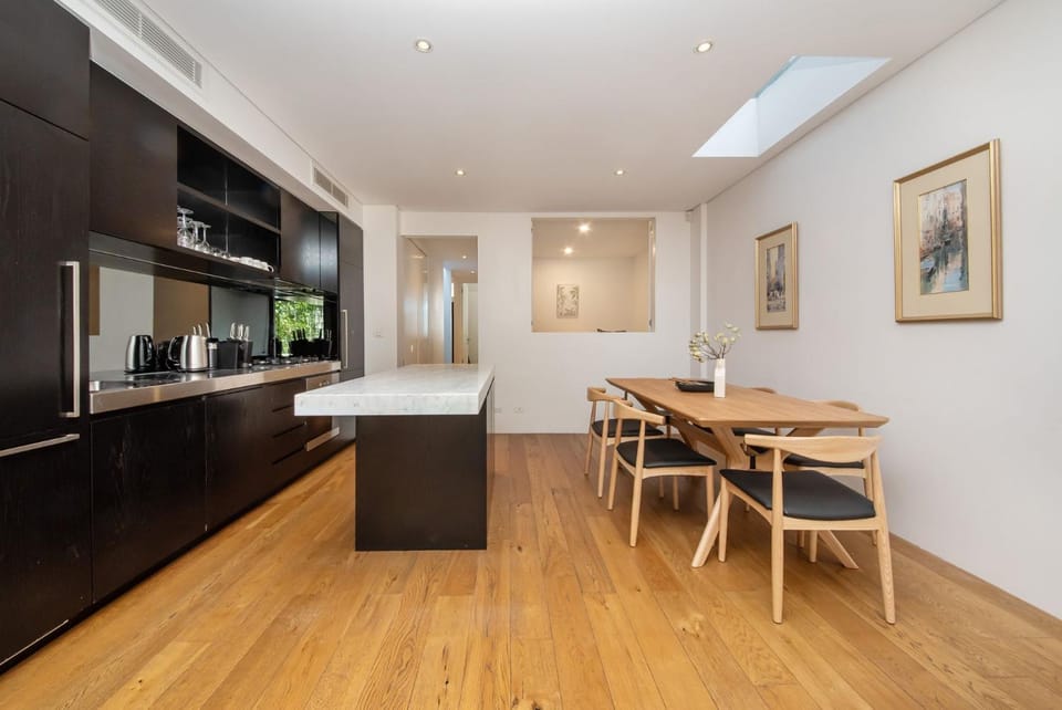 Kitchen or kitchenette, Dining area