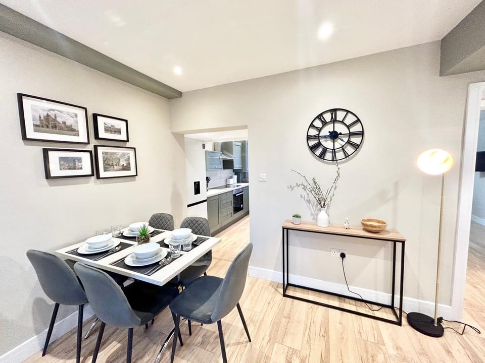 Seating area, Dining area