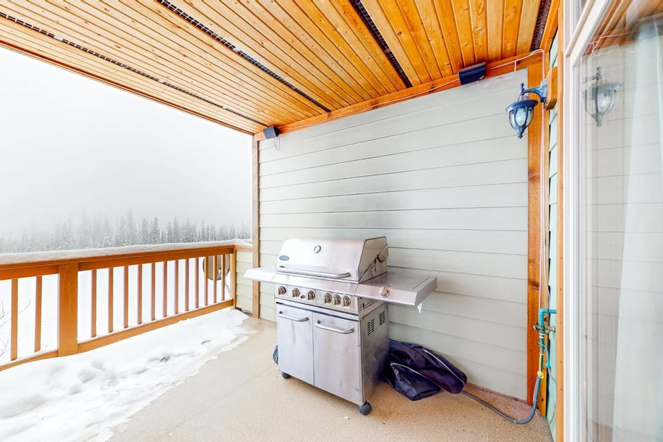 Snowfall Lodge 7 House in British Columbia