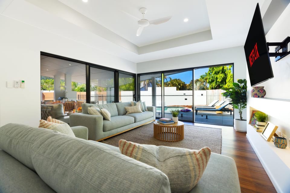 Communal lounge/ TV room, TV and multimedia, Living room, Seating area, Evening entertainment, Pool view