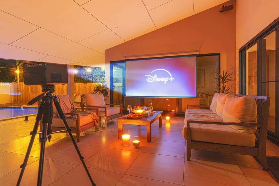 Luxury Sunny Oasis with Pool, SUV Hire, Near Marina House in Cairns