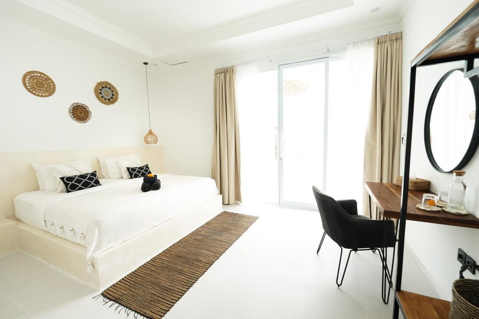 Photo of the whole room, Bedroom