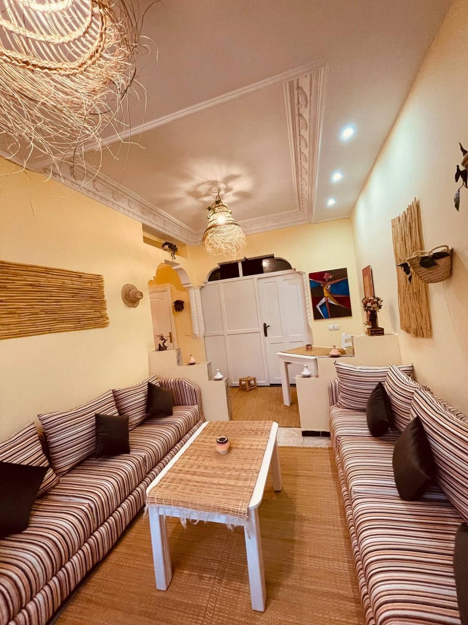 Restaurant/places to eat, Living room, Seating area, Dining area