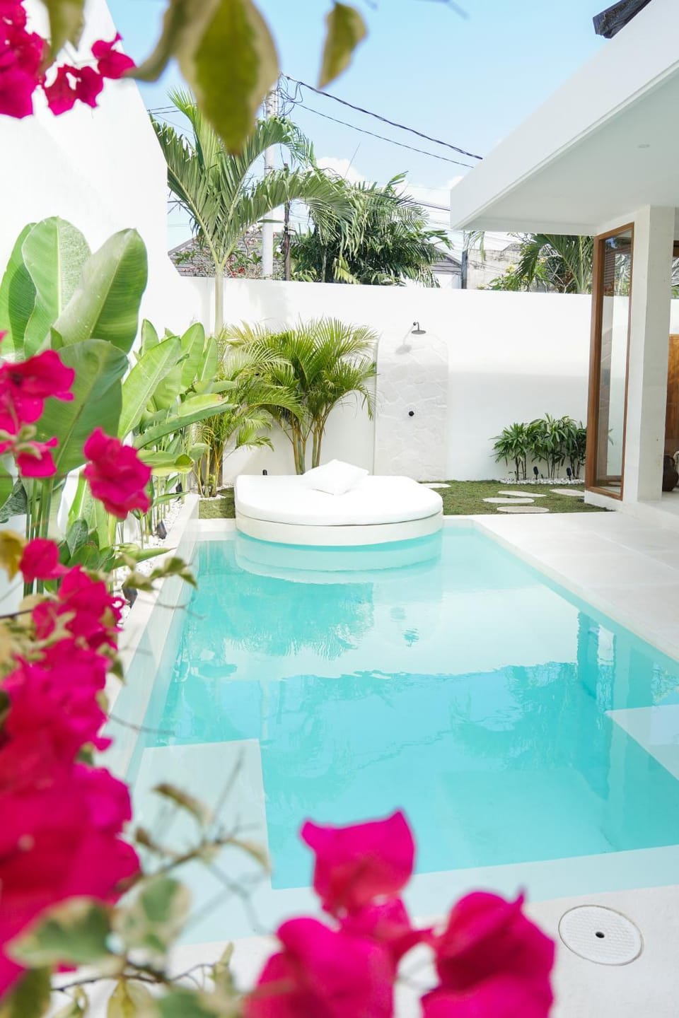Garden view, Pool view, Swimming pool, sunbed