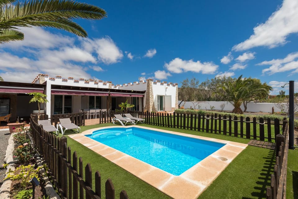 Property building, Garden, Balcony/Terrace, Pool view, Swimming pool