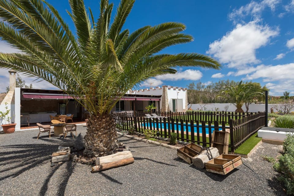 Property building, Garden, Balcony/Terrace, Garden view, Pool view, Swimming pool