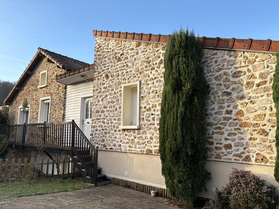 studio lumineux, au calme, accessible, à Gif sur Yvette Apartment in Île-de-France