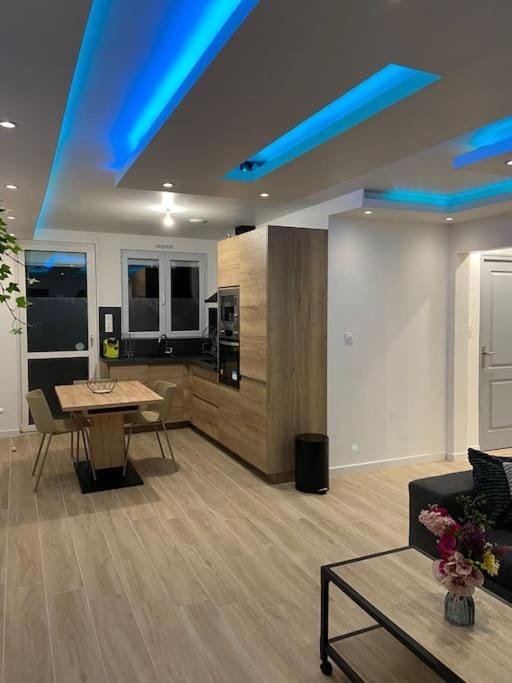 Kitchen or kitchenette, Dining area, oven