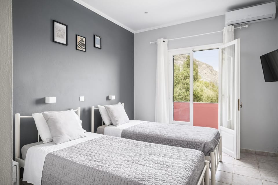 Bed, TV and multimedia, Bedroom, air conditioner