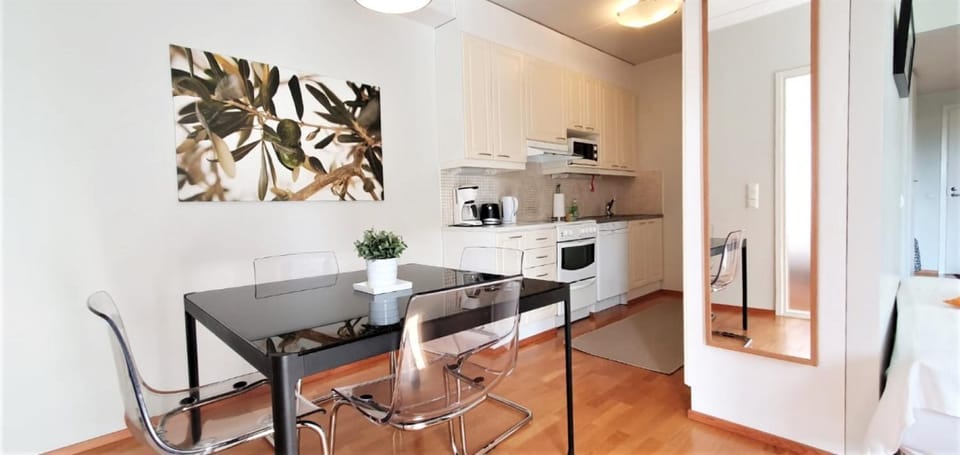 Kitchen or kitchenette, Dining area, stove