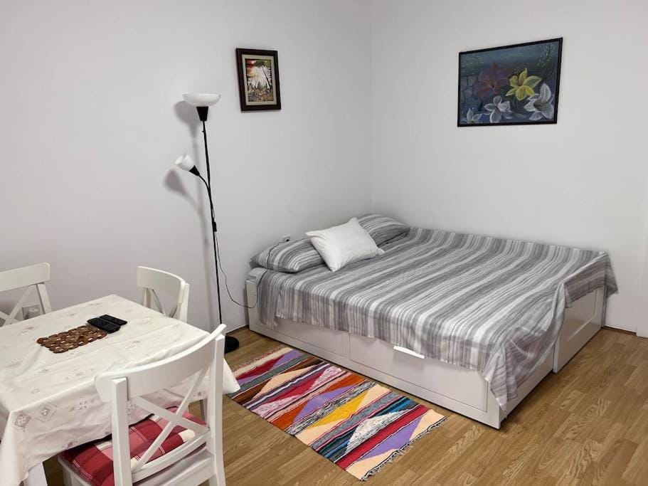 Bed, Photo of the whole room, Seating area, Bedroom