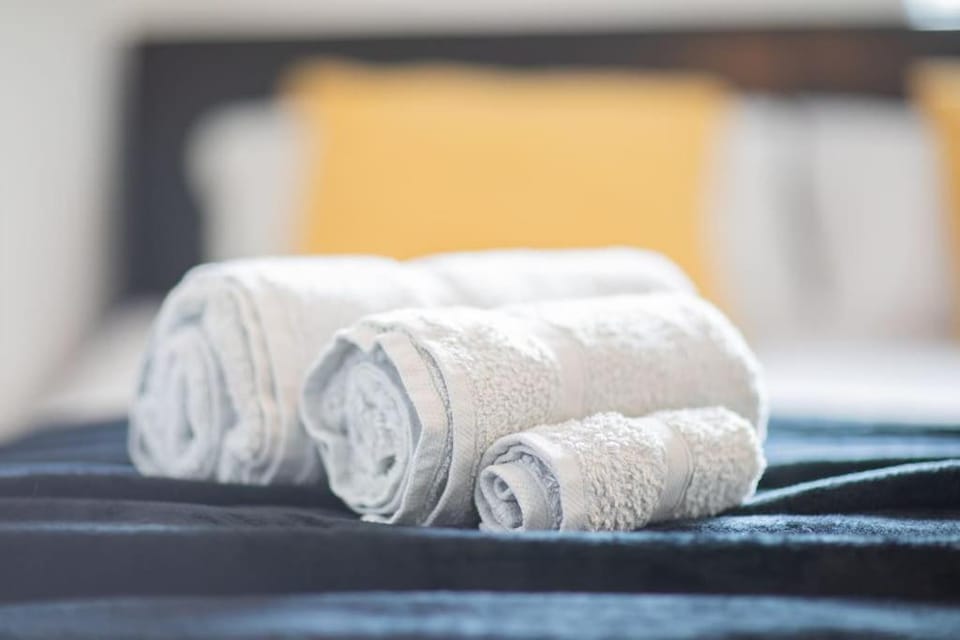 Bed, towels