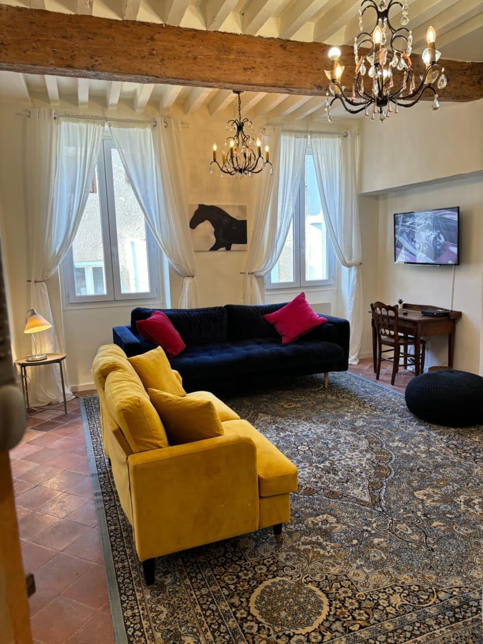 Spacious 5-Bedroom House in Town Center with AC, sleeps 8-10 House in Occitanie