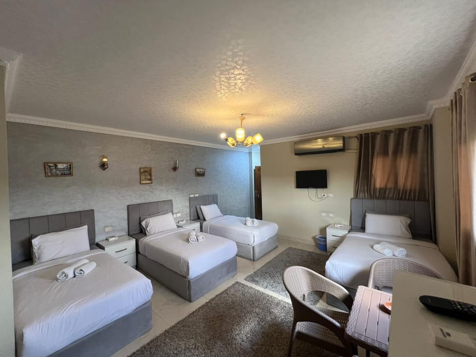 Bed, TV and multimedia, Living room, Photo of the whole room, Seating area, Bedroom, towels