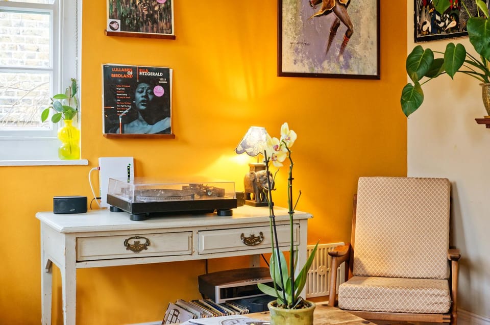 Living room, hair dresser