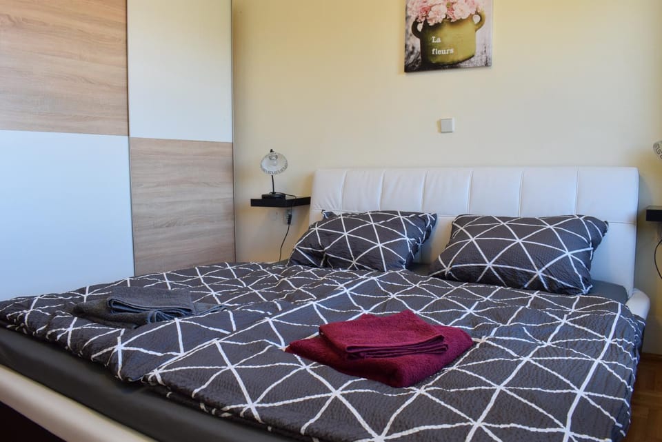 Bed, Photo of the whole room, Bedroom, towels