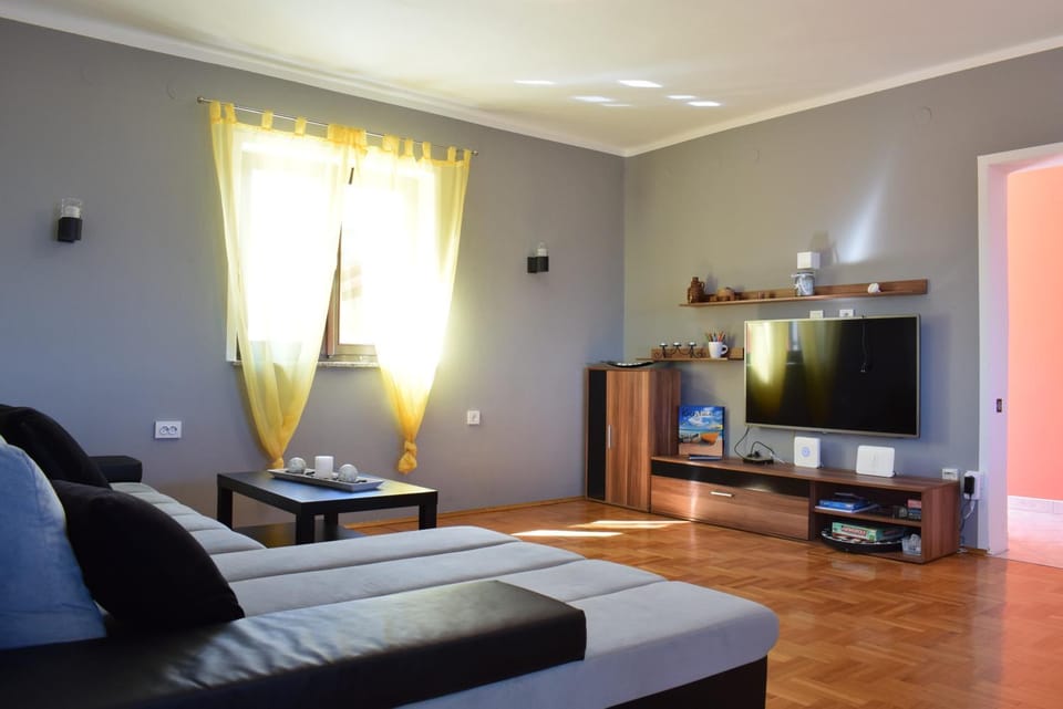Communal lounge/ TV room, TV and multimedia, Living room, Seating area