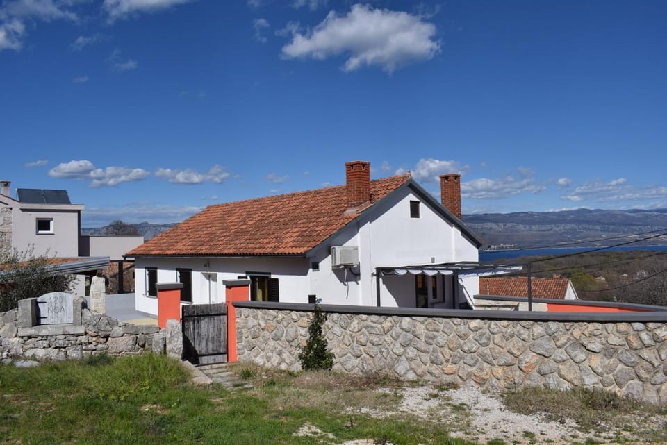 Property building, Day, Natural landscape, Mountain view