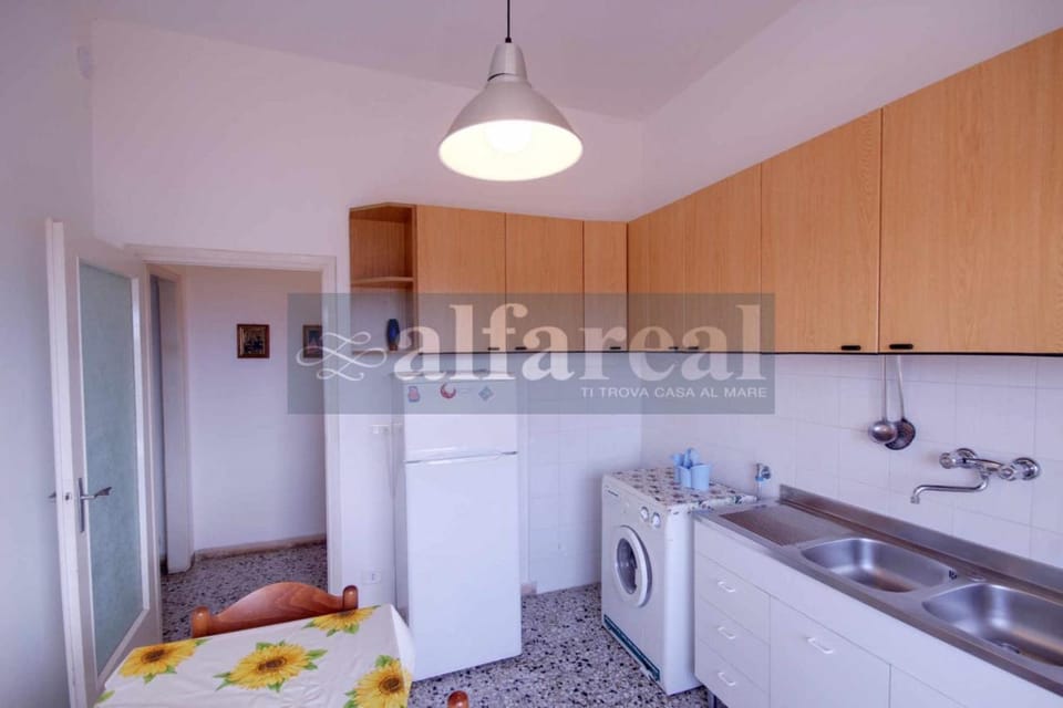 Kitchen or kitchenette, pet friendly, stove, washing machine