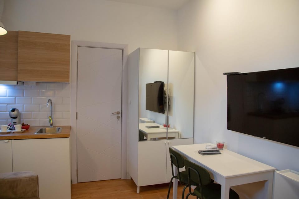 TV and multimedia, Kitchen or kitchenette, Dining area, oven, stove