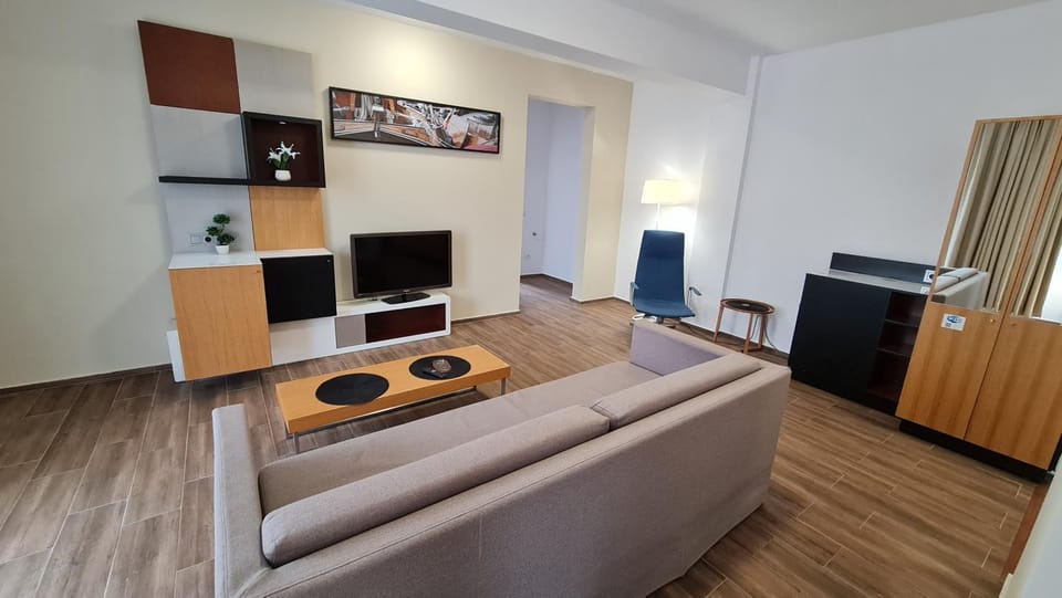 Bed, TV and multimedia, Living room, Photo of the whole room, Seating area, Evening entertainment, Bedroom