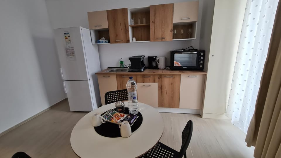 Coffee/tea facilities, Kitchen or kitchenette, Dining area, stove