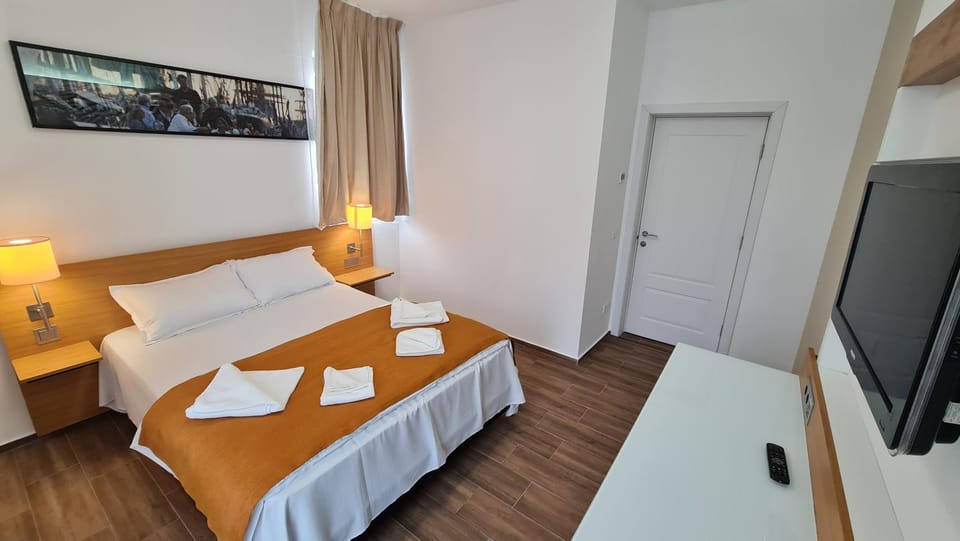 Bed, TV and multimedia, Photo of the whole room, Bedroom