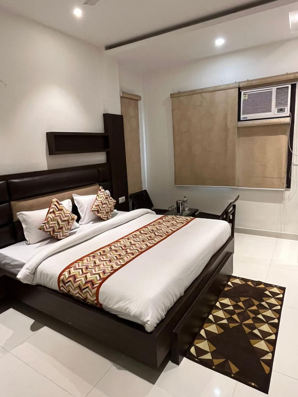 Bed, TV and multimedia, Photo of the whole room, Bedroom