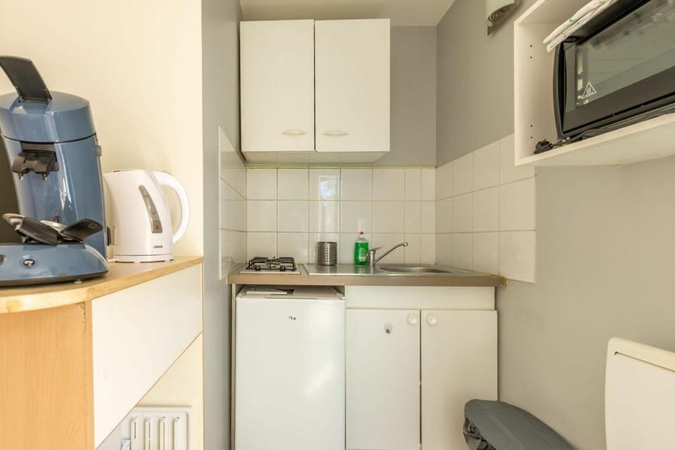 Kitchen or kitchenette, oven, stove