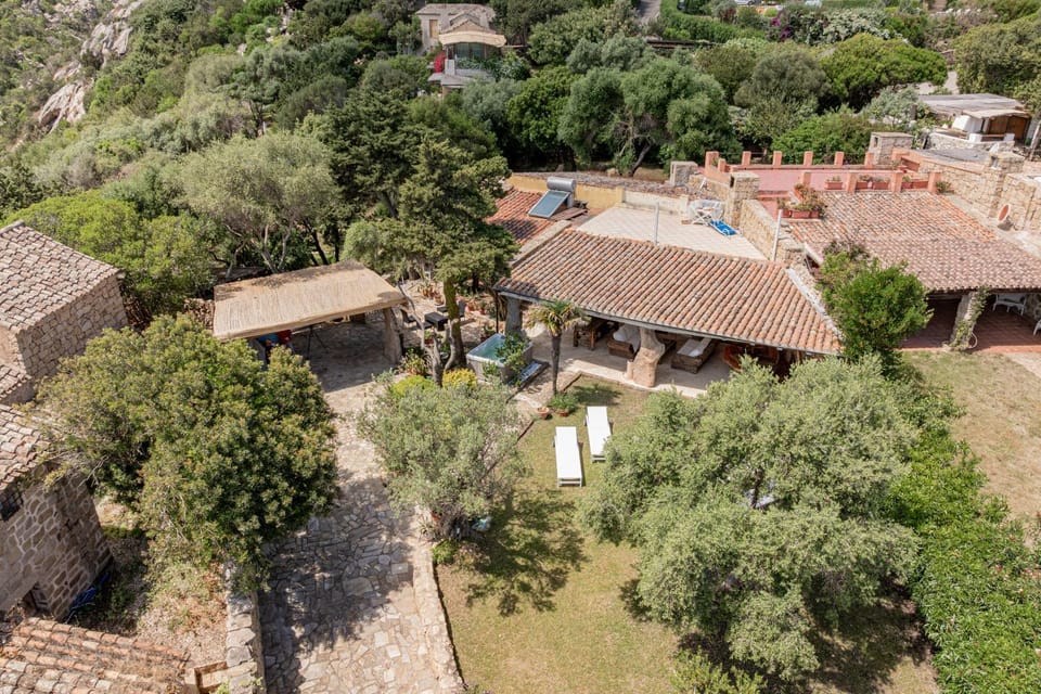 [Villa di Lusso Porto Cervo Pantogia]con Giardino Villa in Sardinia