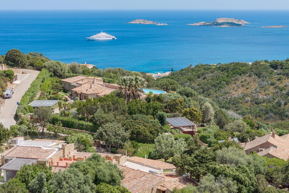 [Villa di Lusso Porto Cervo Pantogia]con Giardino Villa in Sardinia