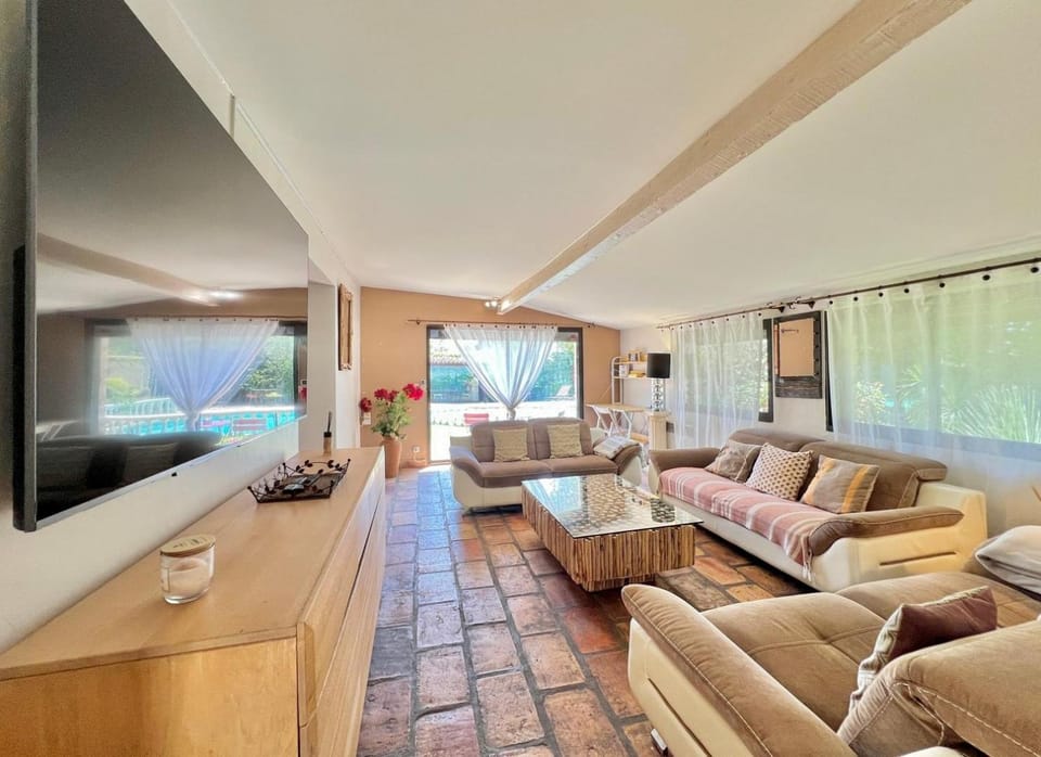 Mas des Oliviers, Piscine, Tennis & Pétanque Country House in Nimes