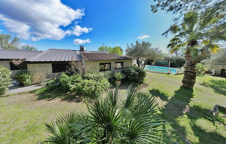 Mas des Oliviers, Piscine, Tennis & Pétanque Country House in Nimes