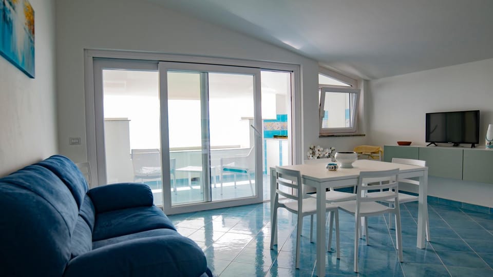 Communal lounge/ TV room, TV and multimedia, Living room, Seating area, Dining area, Evening entertainment