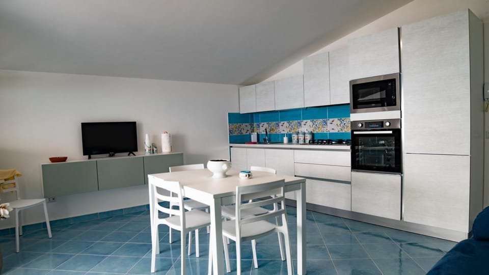 TV and multimedia, Kitchen or kitchenette, Dining area, dishwasher, minibar, oven, pet friendly, stove