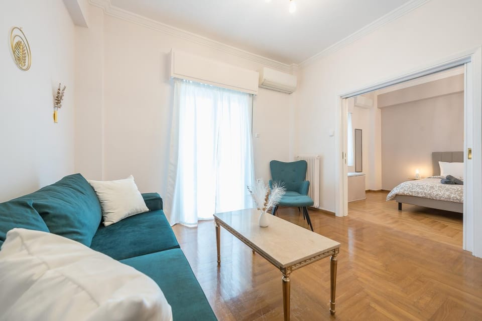 Bed, Living room, Photo of the whole room, Seating area, Bedroom