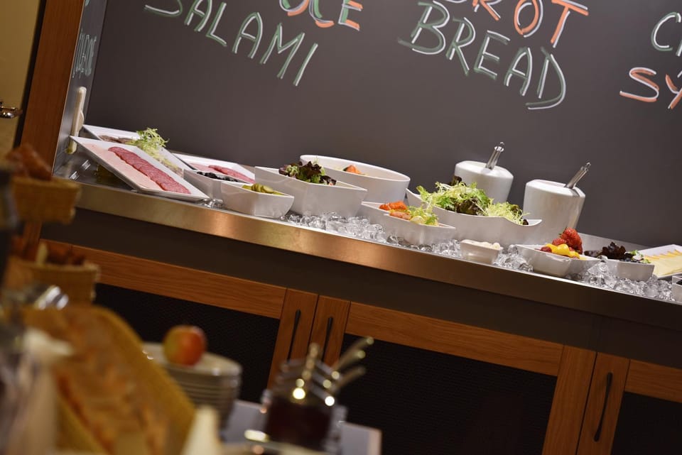 Restaurant/places to eat, Food and drinks, Buffet breakfast