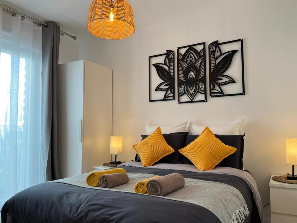 Bed, Photo of the whole room, Decorative detail, Bedroom