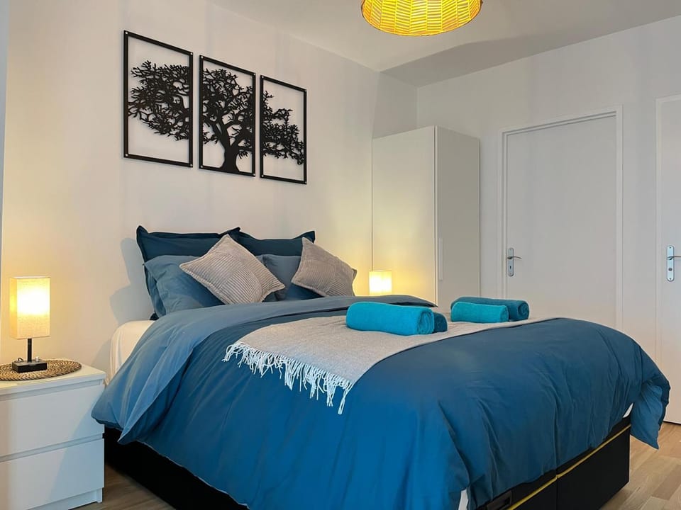 Photo of the whole room, Bedroom