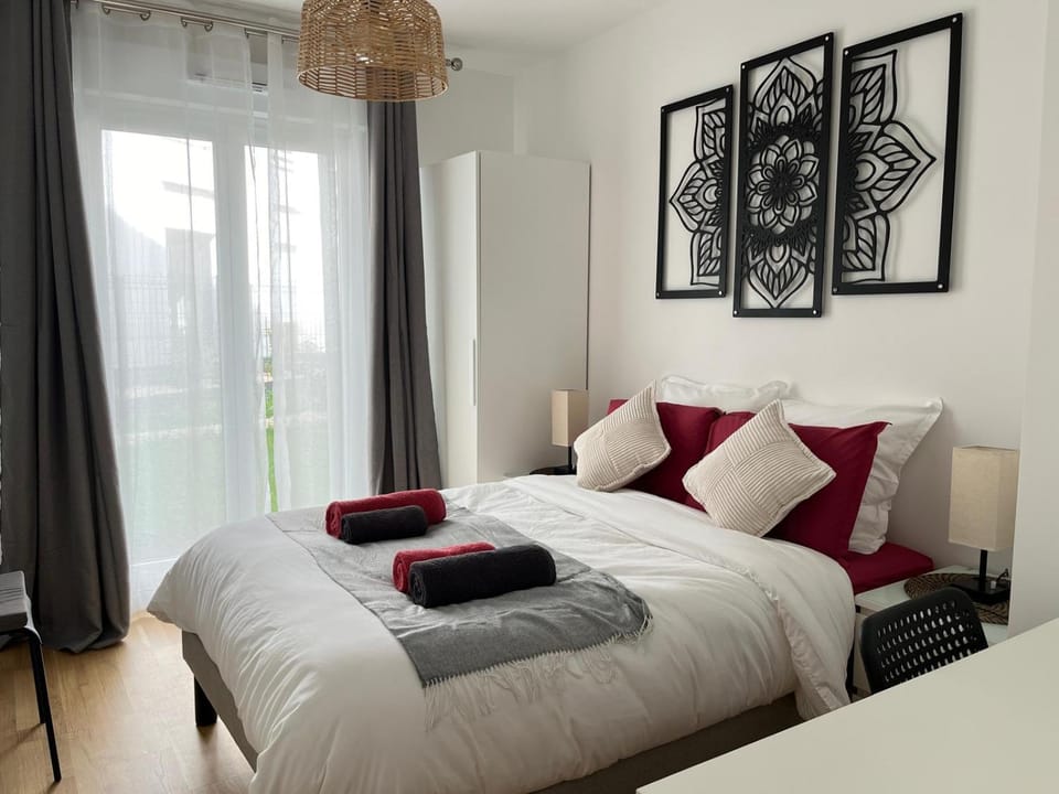 Photo of the whole room, Bedroom