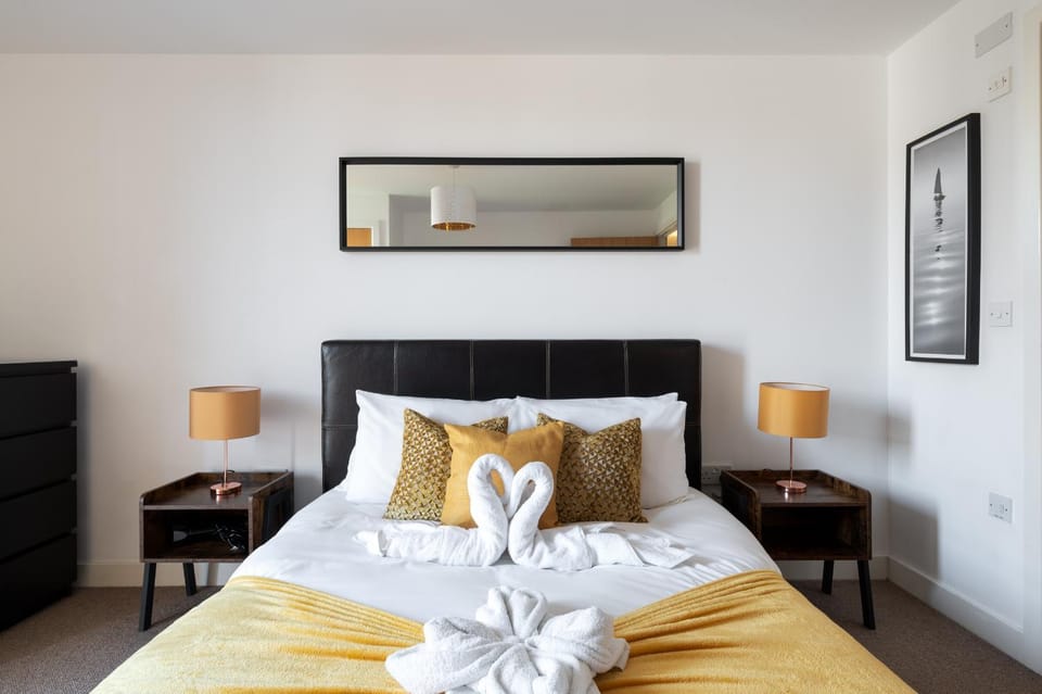 Bed, Bedroom, towels