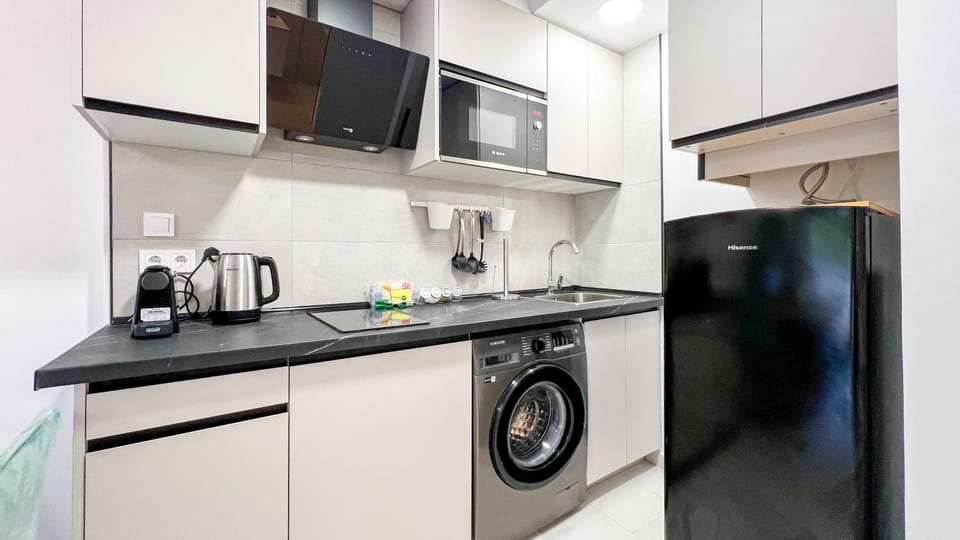 Kitchen or kitchenette, minibar, stove, toaster, washing machine