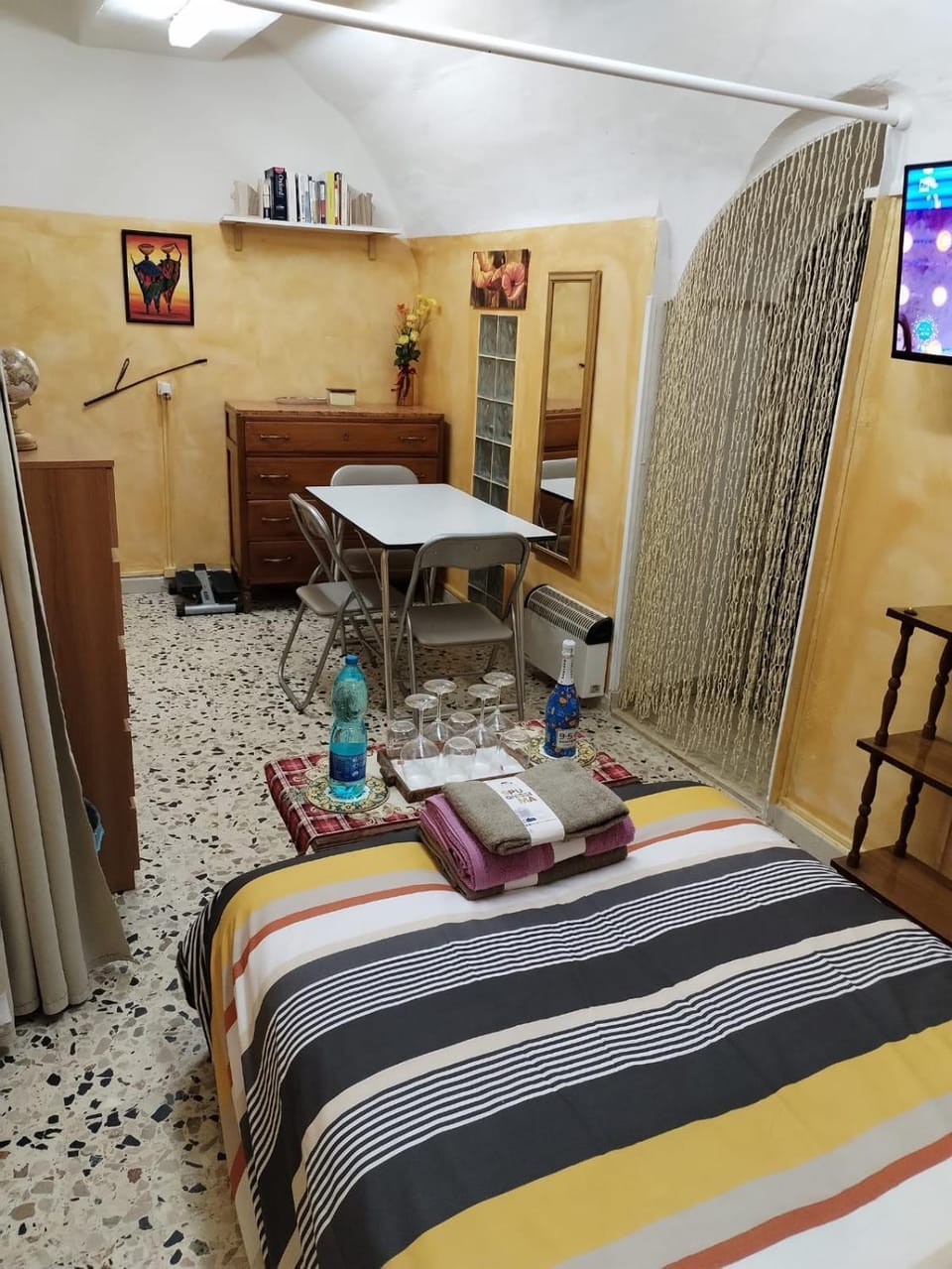 Bed, TV and multimedia, Living room, Seating area, hair dresser