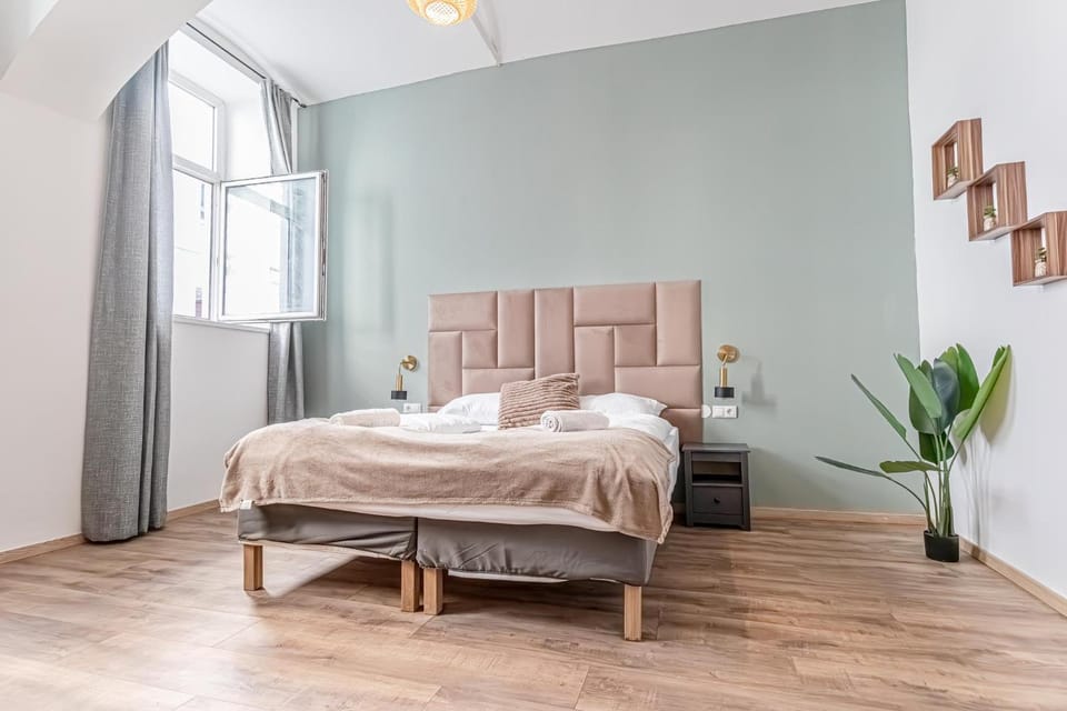Bed, Seating area, Bedroom