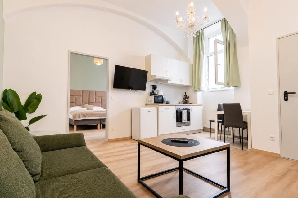 Bed, TV and multimedia, Coffee/tea facilities, Seating area, Bedroom