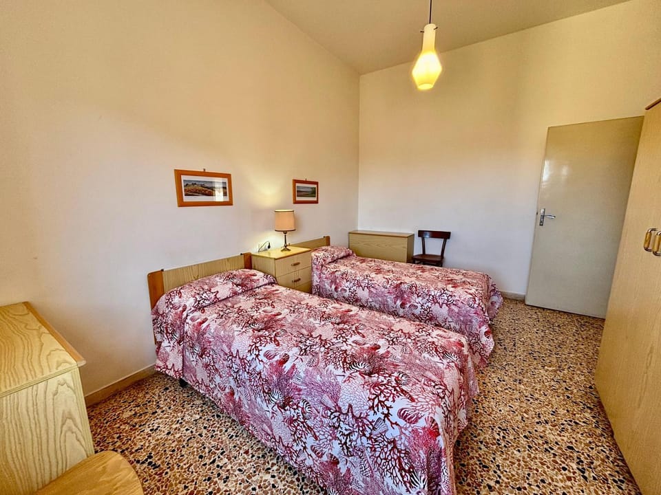 Bedroom, wardrobe, air conditioner