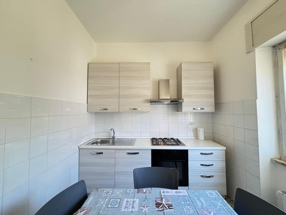 Kitchen or kitchenette, dishwasher, oven, kitchen