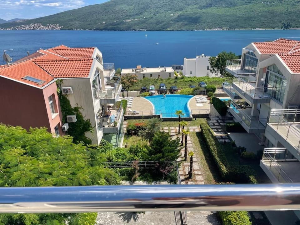 Property building, Nearby landmark, Day, Neighbourhood, Natural landscape, Bird's eye view, Lake view, Mountain view, Pool view, River view, Street view, Swimming pool, Parking
