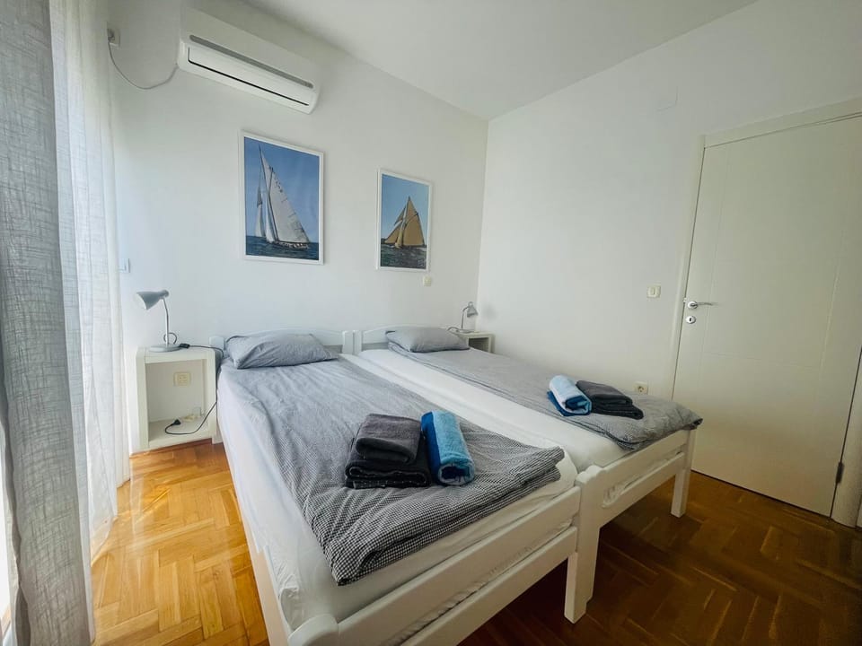 Bed, Photo of the whole room, Bedroom, towels, air conditioner