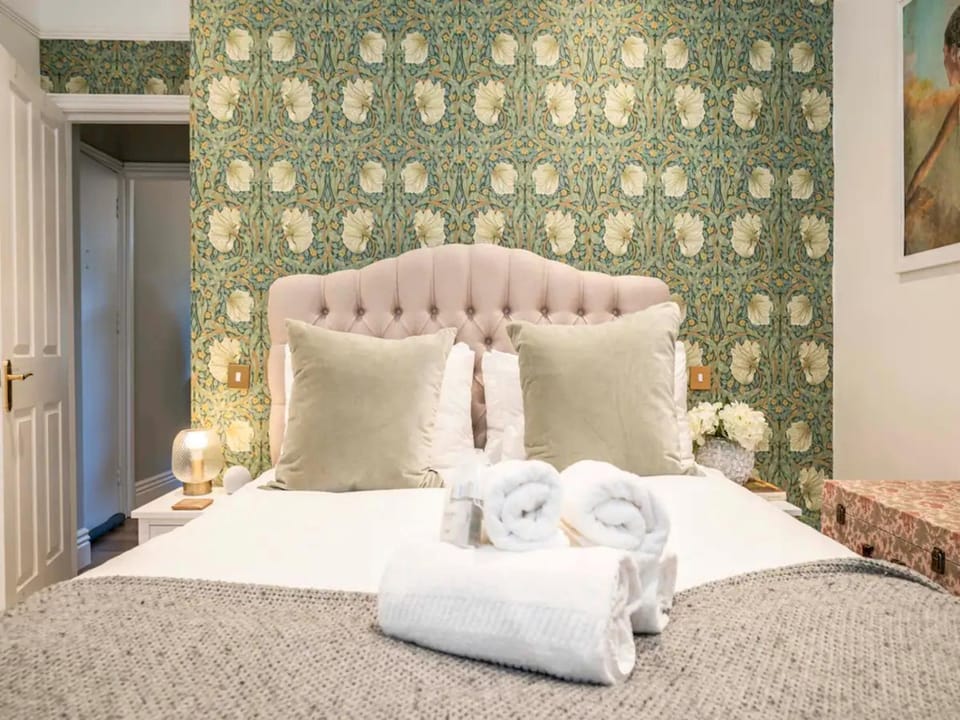 Bed, Other, Photo of the whole room, Bedroom, towels